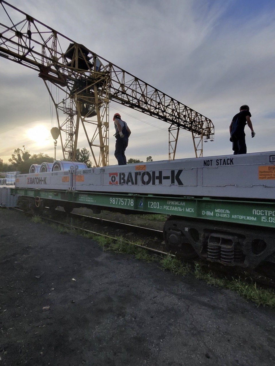Погрузка контейнеров на рассвете
