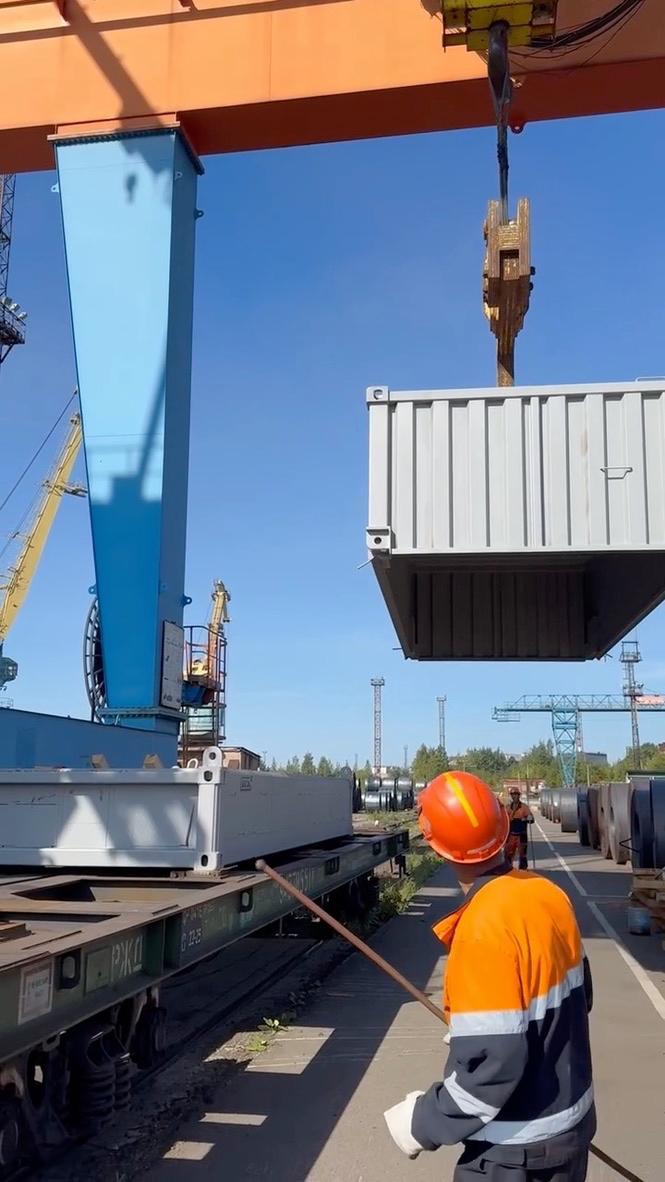 Погрузка контейнера портальным краном
