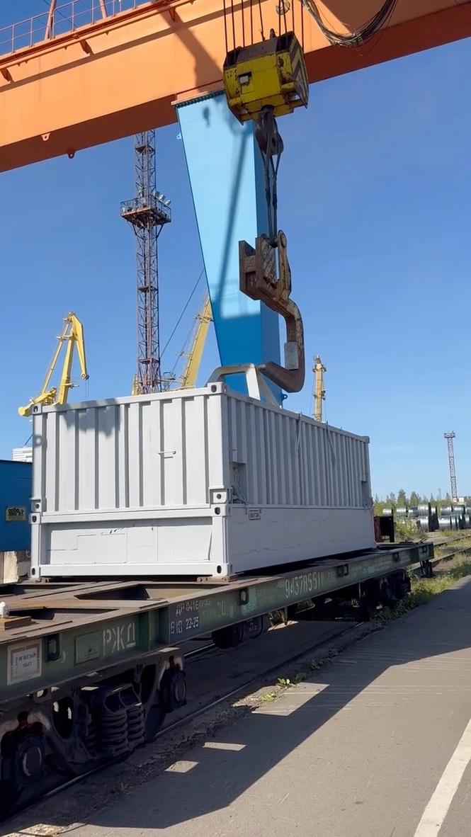Погрузка контейнера краном